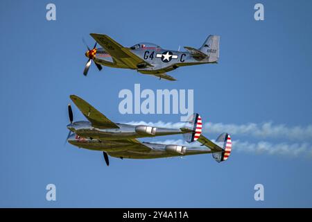 Melun Villaroche, France. 15 septembre 2024. Un Lockheed P-38 Lightning et un North American Aviation P-51 Mustang chasseurs en vol le 15 septembre 2024 à l'aéroport de Melun-Villaroche. Le salon aérien Air Legend est un événement qui a lieu chaque année, pendant le deuxième week-end de septembre, à l’aérodrome de Melun-Villaroche, à 40 km au sud-est de Paris, en France. Ce spectacle exceptionnel présente des démonstrations de vol d’avions légendaires, rarement ou jamais vus en France. Photo de Denis Prezat/ABACAPRESS. COM Credit : Abaca Press/Alamy Live News Banque D'Images