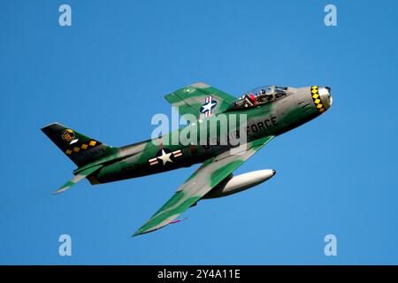 Melun Villaroche, France. 15 septembre 2024. Un chasseur à réaction nord-américain F-86 Sabre en vol le 15 septembre 2024 à l'aéroport de Melun-Villaroche. Le salon aérien Air Legend est un événement qui a lieu chaque année, pendant le deuxième week-end de septembre, à l’aérodrome de Melun-Villaroche, à 40 km au sud-est de Paris, en France. Ce spectacle exceptionnel présente des démonstrations de vol d’avions légendaires, rarement ou jamais vus en France. Photo de Denis Prezat/ABACAPRESS. COM Credit : Abaca Press/Alamy Live News Banque D'Images