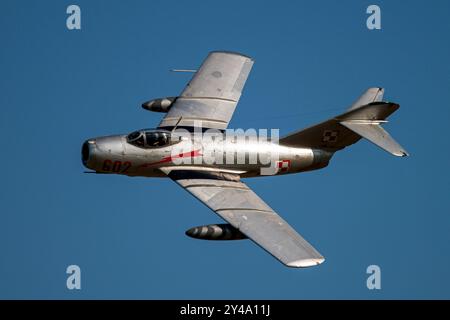 Melun Villaroche, France. 15 septembre 2024. Un chasseur Mikoyan-Gurevich MiG-15 en vol le 15 septembre 2024 à l'aéroport de Melun-Villaroche. Le salon aérien Air Legend est un événement qui a lieu chaque année, pendant le deuxième week-end de septembre, à l’aérodrome de Melun-Villaroche, à 40 km au sud-est de Paris, en France. Ce spectacle exceptionnel présente des démonstrations de vol d’avions légendaires, rarement ou jamais vus en France. Photo de Denis Prezat/ABACAPRESS. COM Credit : Abaca Press/Alamy Live News Banque D'Images