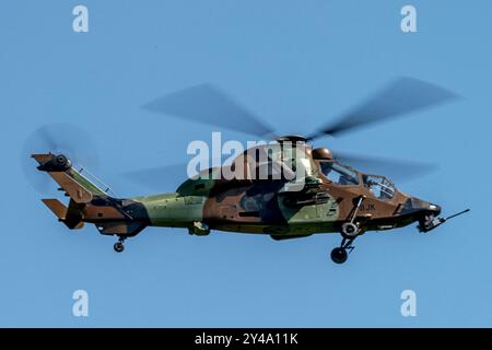 Melun Villaroche, France. 15 septembre 2024. Un hélicoptère d'attaque Eurocopter Tiger en vol le 15 septembre 2024 à l'aéroport de Melun-Villaroche. Le salon aérien Air Legend est un événement qui a lieu chaque année, pendant le deuxième week-end de septembre, à l’aérodrome de Melun-Villaroche, à 40 km au sud-est de Paris, en France. Ce spectacle exceptionnel présente des démonstrations de vol d’avions légendaires, rarement ou jamais vus en France. Photo de Denis Prezat/ABACAPRESS. COM Credit : Abaca Press/Alamy Live News Banque D'Images