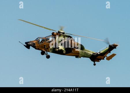 Melun Villaroche, France. 15 septembre 2024. Un hélicoptère d'attaque Eurocopter Tiger en vol le 15 septembre 2024 à l'aéroport de Melun-Villaroche. Le salon aérien Air Legend est un événement qui a lieu chaque année, pendant le deuxième week-end de septembre, à l’aérodrome de Melun-Villaroche, à 40 km au sud-est de Paris, en France. Ce spectacle exceptionnel présente des démonstrations de vol d’avions légendaires, rarement ou jamais vus en France. Photo de Denis Prezat/ABACAPRESS. COM Credit : Abaca Press/Alamy Live News Banque D'Images