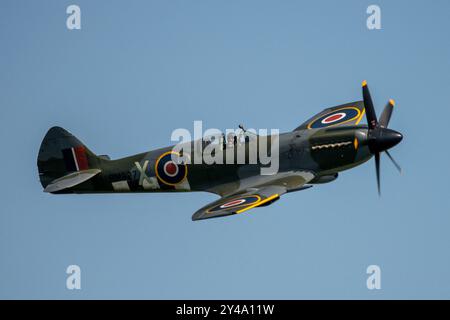 Melun Villaroche, France. 15 septembre 2024. Un Supermarine Spitfire en vol le 15 septembre 2024 à l'aéroport de Melun-Villaroche. Le salon aérien Air Legend est un événement qui a lieu chaque année, pendant le deuxième week-end de septembre, à l’aérodrome de Melun-Villaroche, à 40 km au sud-est de Paris, en France. Ce spectacle exceptionnel présente des démonstrations de vol d’avions légendaires, rarement ou jamais vus en France. Photo de Denis Prezat/ABACAPRESS. COM Credit : Abaca Press/Alamy Live News Banque D'Images