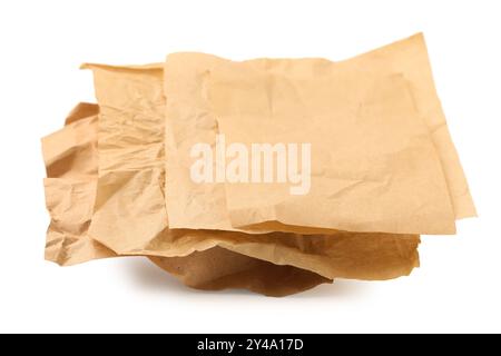 Feuilles de papier kraft froissées isolées sur blanc Banque D'Images