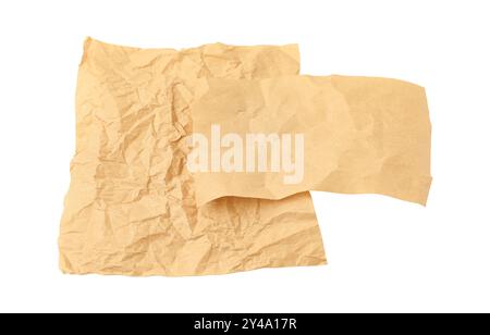 Feuilles de papier kraft froissées isolées sur blanc Banque D'Images