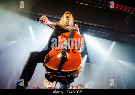 Eicca Toppinen d'Apocalyptica jouant au Gagarin 205 Live Music Space, Athènes / Grèce, septembre 2024 Banque D'Images