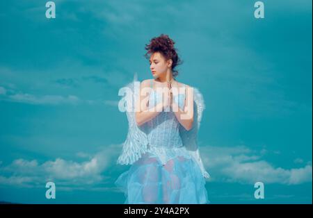 Saint Valentin ange en train de prier. Ange adolescent dans le ciel. Banque D'Images