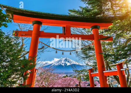 Pôle rouge et montagnes fuji au printemps, Japon. Banque D'Images