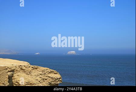 Côte Pacifique de la réserve nationale de Paracas, connue sous le nom d'endroit où le désert rencontre l'océan, région d'ICA, Pérou, Amérique du Sud Banque D'Images