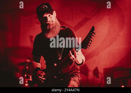 Copenhague, Danemark. 14 septembre 2024. Le groupe danois de heavy metal Mnemic donne un concert à Amager Bio lors du Copenhagen Metal Fest 2024 à Copenhague. Ici, le guitariste Rune Stigart est vu en direct sur scène. Banque D'Images