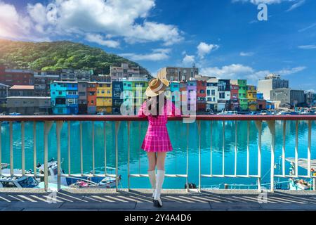 Touriste visitant autour du port de pêche coloré de Zhengbin à Keelung, Taiwan. Banque D'Images