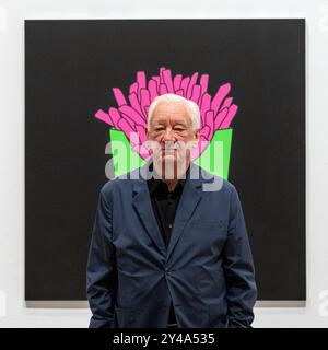 Londres, Royaume-Uni. 17 septembre 2024. Artiste Michael Craig-Martin RA en avant-première de son exposition personnelle à la Royal Academy of Arts. Ses grandes peintures caractéristiques et aux couleurs vives d'objets du quotidien, ainsi que la sculpture, la peinture et le dessin, ainsi que des installations dramatiques spécifiques au site et une nouvelle œuvre numérique immersive figurent parmi plus de 120 œuvres des années 1960 à nos jours exposées du 21 septembre au 10 décembre 2024. Credit : Stephen Chung / Alamy Live News Banque D'Images