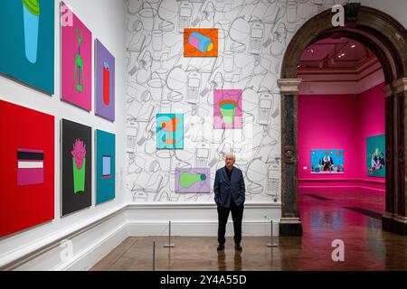 Londres, Royaume-Uni. 17 septembre 2024. Artiste Michael Craig-Martin RA en avant-première de son exposition personnelle à la Royal Academy of Arts. Ses grandes peintures caractéristiques et aux couleurs vives d'objets du quotidien, ainsi que la sculpture, la peinture et le dessin, ainsi que des installations dramatiques spécifiques au site et une nouvelle œuvre numérique immersive figurent parmi plus de 120 œuvres des années 1960 à nos jours exposées du 21 septembre au 10 décembre 2024. Credit : Stephen Chung / Alamy Live News Banque D'Images