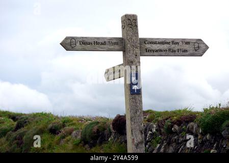 Panneau indiquant Coast Path to Constantine Bay, Treyarnon Bay, Dinas Head & Mother Ivey's Bay près de Harlyn Bay sur le Coastal Path, Cornwall, Angleterre, Royaume-Uni. Banque D'Images