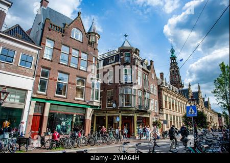 Les rues sont vues pleines de vélos garés. Lors de la Journée des monuments ouverts, des milliers de bâtiments et de sites historiques sont ouverts gratuitement au public. À Leyde, les habitants et les touristes ont apprécié le beau temps en visitant les monuments, le marché local ouvert et les terrasses autour du centre. Chaque année, Leyde attire des milliers de touristes et de visiteurs, principalement en raison de ses musées de renommée internationale et du vieux centre-ville, qui a été entièrement rénové depuis 2000, avec des canaux, des bâtiments monumentaux et des cours. Banque D'Images