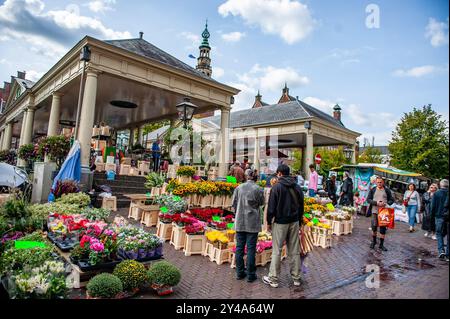 On voit des gens visiter un étal de fleurs sur le marché. Lors de la Journée des monuments ouverts, des milliers de bâtiments et de sites historiques sont ouverts gratuitement au public. À Leyde, les habitants et les touristes ont apprécié le beau temps en visitant les monuments, le marché local ouvert et les terrasses autour du centre. Chaque année, Leyde attire des milliers de touristes et de visiteurs, principalement en raison de ses musées de renommée internationale et du vieux centre-ville, qui a été entièrement rénové depuis 2000, avec des canaux, des bâtiments monumentaux et des cours. Banque D'Images