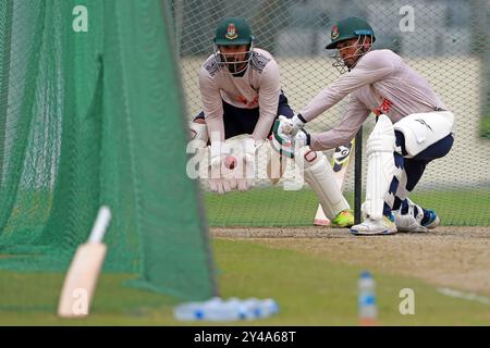 (De gauche à droite) Wicketkeeper Litton Kumar Das et Mehidy Hasan Miraz lors de la session d'entraînement de l'escouade d'essai du Bangladesh au SBNCS sous les entraîneurs locaux ah Banque D'Images