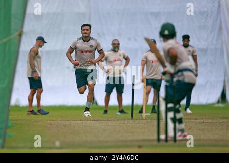 Pacer Taskin Ahmed (2ème à gauche) Bowl pendant la séance d'entraînement de l'équipe de test Bangladesh au SBNCS sous les entraîneurs locaux avant les deux matchs de la série A. Banque D'Images