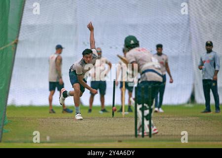 Pacer Taskin Ahmed (2ème à gauche) Bowl pendant la séance d'entraînement de l'équipe de test Bangladesh au SBNCS sous les entraîneurs locaux avant les deux matchs de la série A. Banque D'Images