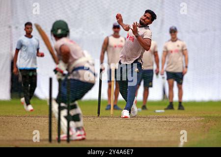 Pacer Syed Khaled Ahmed (2e à droite) Bowl pendant la séance d'entraînement de l'équipe de test Bangladesh au SBNCS sous les entraîneurs locaux avant les deux matchs test se Banque D'Images