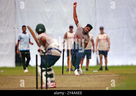 Pacer Syed Khaled Ahmed (2e à droite) Bowl pendant la séance d'entraînement de l'équipe de test Bangladesh au SBNCS sous les entraîneurs locaux avant les deux matchs test se Banque D'Images