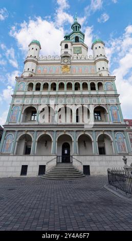 Hôtel de ville de Poznan (polonais : Poznań), monument de l'architecture Renaissance, panorama vertical - pris avec un appareil photo reflex Nikon, matrice 24 Mpix Banque D'Images