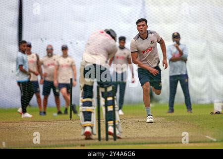 Pacer Taskin Ahmed (2e à droite) Bowl pendant la séance d'entraînement de l'équipe de test Bangladesh au SBNCS sous les entraîneurs locaux avant les deux séries de test de match Banque D'Images