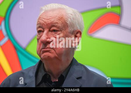 Londres, Royaume-Uni. 17 septembre 2024 Michael Craig-Martin (photo) . La Royal Academy présente le plus grand travail de Michael Craig-Martin au Royaume-Uni à la Royal Academy qui regroupe plus de 120 œuvres importantes couvrant les années 1960 à nos jours, y compris la sculpture, l'installation, la peinture et le dessin, ainsi que des œuvres nouvellement conçues pour l'occasion. L'exposition se déroule du 21 septembre au 10 décembre crédit : amer Ghazzal/Alamy Live News Banque D'Images