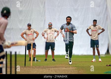 Pacer Tanzim Hasan Sakib (2ème à gauche) Bowl pendant la séance d'entraînement de l'équipe de test Bangladesh au SBNCS sous les entraîneurs locaux avant les deux matchs test se Banque D'Images