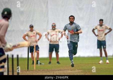 Pacer Tanzim Hasan Sakib (2ème à gauche) Bowl pendant la séance d'entraînement de l'équipe de test Bangladesh au SBNCS sous les entraîneurs locaux avant les deux matchs test se Banque D'Images