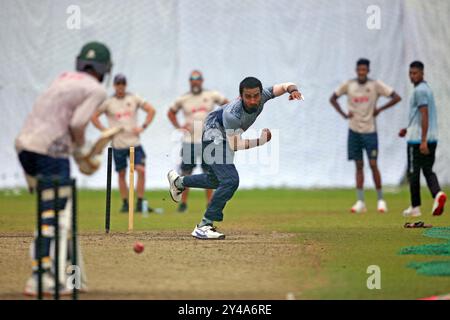 Pacer Tanzim Hasan Sakib (M) Bowl lors de la séance d'entraînement de l'équipe de test Bangladesh au SBNCS sous les entraîneurs locaux avant les deux matchs test Series ag Banque D'Images