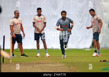 Pacer Tanzim Hasan Sakib (2ème à droite) Bowl pendant la séance d'entraînement de l'équipe de test Bangladesh au SBNCS sous les entraîneurs locaux avant les deux tests de match Banque D'Images