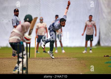 Pacer Tanzim Hasan Sakib (M) Bowl lors de la séance d'entraînement de l'équipe de test Bangladesh au SBNCS sous les entraîneurs locaux avant les deux matchs test Series ag Banque D'Images