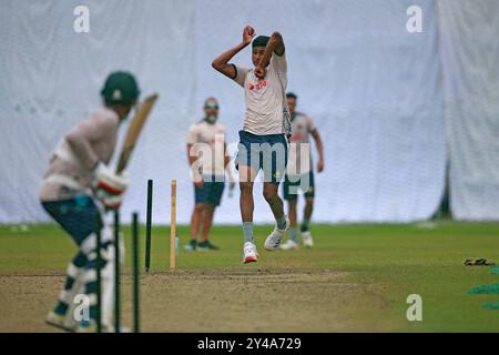 Pacer Nahid Rana (R) Bowl lors de la séance d'entraînement de l'équipe de test Bangladesh au SBNCS sous les entraîneurs locaux avant les deux séries de test de match contre In Banque D'Images