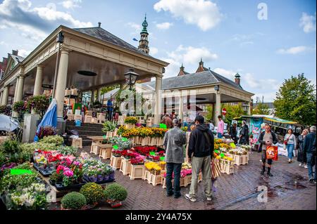 On voit des gens visiter un étal de fleurs sur le marché. Lors de la Journée des monuments ouverts, des milliers de bâtiments et de sites historiques sont ouverts gratuitement au public. À Leyde, les habitants et les touristes ont apprécié le beau temps en visitant les monuments, le marché local ouvert et les terrasses autour du centre. Chaque année, Leyde attire des milliers de touristes et de visiteurs, principalement en raison de ses musées de renommée internationale et du vieux centre-ville, qui a été entièrement rénové depuis 2000, avec des canaux, des bâtiments monumentaux et des cours. (Photo de Ana Fernandez/SOPA images/SIPA USA) Banque D'Images