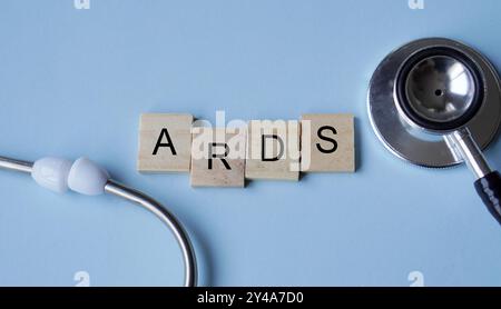 SDRA, syndrome de détresse respiratoire aiguë, lettres en bois avec stéthoscope. concepts de la médecine Banque D'Images