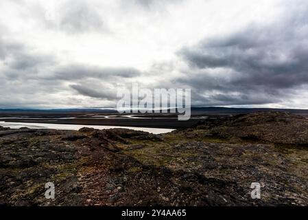 Étendues de roche de lave aux couleurs noir et rouge profond dans le cratère de vulcan Askja dans le parc national de Vatnajokull en islande Banque D'Images