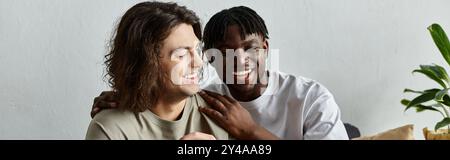 Un couple heureux apprécie le temps de qualité ensemble à la maison, partageant rire et amour par une journée lumineuse. Banque D'Images