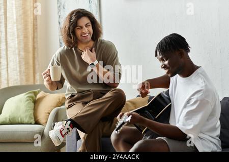 Deux partenaires partagent un moment joyeux avec musique et chaleur dans leur salon rempli d’amour. Banque D'Images