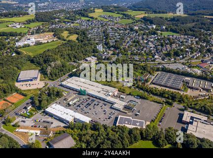 Luftbild, Einkaufszentrum mit Marktkauf Ennepetal Supermarkt und Blumen Risse, Aldi Supermarkt und Parkplatz, links Sporthalle Schwelm und Kreispolizei en Baustelle mit Neubau Gefahrenabwehrzentrum Polizei Hauptquartier, Ortsansicht Wohngebiet Büttenberg, Ennepetal, Ruhrgebiet, Nordrhein-Westfalen, Deutschland ACHTUNGxMINDESTHONORARx60xEURO *** vue aérienne, centre commercial avec supermarché Marktkauf Ennepetal et Blumen Risse, supermarché Aldi et parking, sur la gauche salle de sport Schwelm et police de district en chantier de construction avec nouveau bâtiment centre de prévention des dangers quartier général de police Banque D'Images