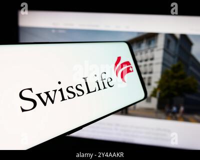 Allemagne. 16 août 2024. Dans cette illustration photo, une personne tient un téléphone portable avec le logo de la compagnie d'assurance Swiss Life Holding AG devant la page Web de l'entreprise. Crédit : SOPA images Limited/Alamy Live News Banque D'Images