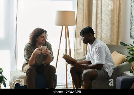 Un couple partage un moment tendre à la maison, lisant et dégustant le thé l'un dans l'autre. Banque D'Images