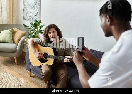 Un couple aimant apprécie le temps de qualité, avec l'un jouant de la guitare tandis que l'autre capture l'instant. Banque D'Images