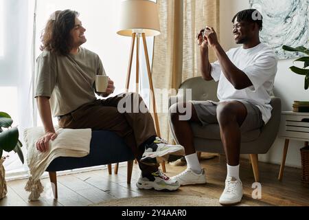 Un couple joyeux aime une conversation chaleureuse tout en sirotant des boissons dans leur maison confortable. Banque D'Images