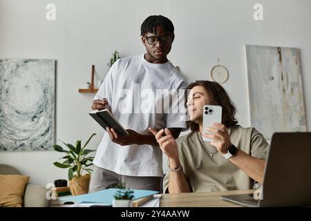 Deux partenaires s'engagent dans une conversation chaleureuse tout en travaillant côte à côte à la maison. Banque D'Images