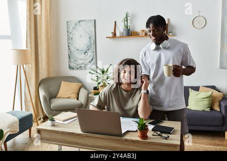 Un couple aime passer du temps de qualité ensemble, s'engager dans le travail et la conversation à la maison. Banque D'Images