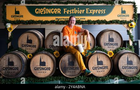 PRODUCTION - 17 septembre 2024, Bavière, Munich : Steffen Marx, fondateur et directeur général de Giesinger Biermanufaktur, est assis sur un wagon de brasserie. Pendant des décennies, il n'y avait que six brasseries munichoises originales, mais Giesinger Bräu est récemment devenue la septième bière à les rejoindre - et veut maintenant aller à la Wiesn. Photo : Lukas Barth/dpa Banque D'Images