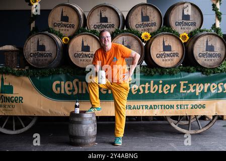 PRODUCTION - 17 septembre 2024, Bavière, Munich : Steffen Marx, fondateur et directeur général de Giesinger Biermanufaktur, se tient devant un wagon de brasserie. Pendant des décennies, il n'y avait que six brasseries munichoises originales, mais Giesinger Bräu est récemment devenue la septième bière à les rejoindre - et veut maintenant aller à la Wiesn. Photo : Lukas Barth/dpa Banque D'Images