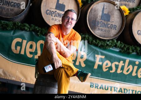 PRODUCTION - 17 septembre 2024, Bavière, Munich : Der Gründer und Geschäftsführer der Giesinger Biermanufaktur, Steffen Marx, sitzt vor einem Brauereiwagen. Jahrzehntelang GAB es nur sechs originale Münchner Brauereien, seit Kurzem darf sich auch Giesinger Bräu als siebtes Bier dazu zählen - und will darum nun auch auf die Wiesn. Photo : Lukas Barth/dpa Banque D'Images