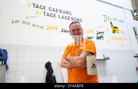 PRODUCTION - 17 septembre 2024, Bavière, Munich : le fondateur et directeur général de Giesinger Biermanufaktur, Steffen Marx, se tient devant un mur de la brasserie sur lequel sont rayées les années où la brasserie n'était pas représentée à l'Oktoberfest. Pendant des décennies, il n'y avait que six brasseries munichoises originales, mais Giesinger Bräu les a récemment rejointes en tant que septième bière - et veut maintenant assister à l'Oktoberfest. Photo : Lukas Barth/dpa Banque D'Images