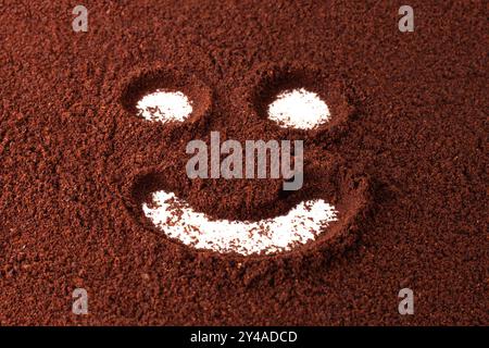 symbole de visage heureux, peint dans la poudre de café. Banque D'Images